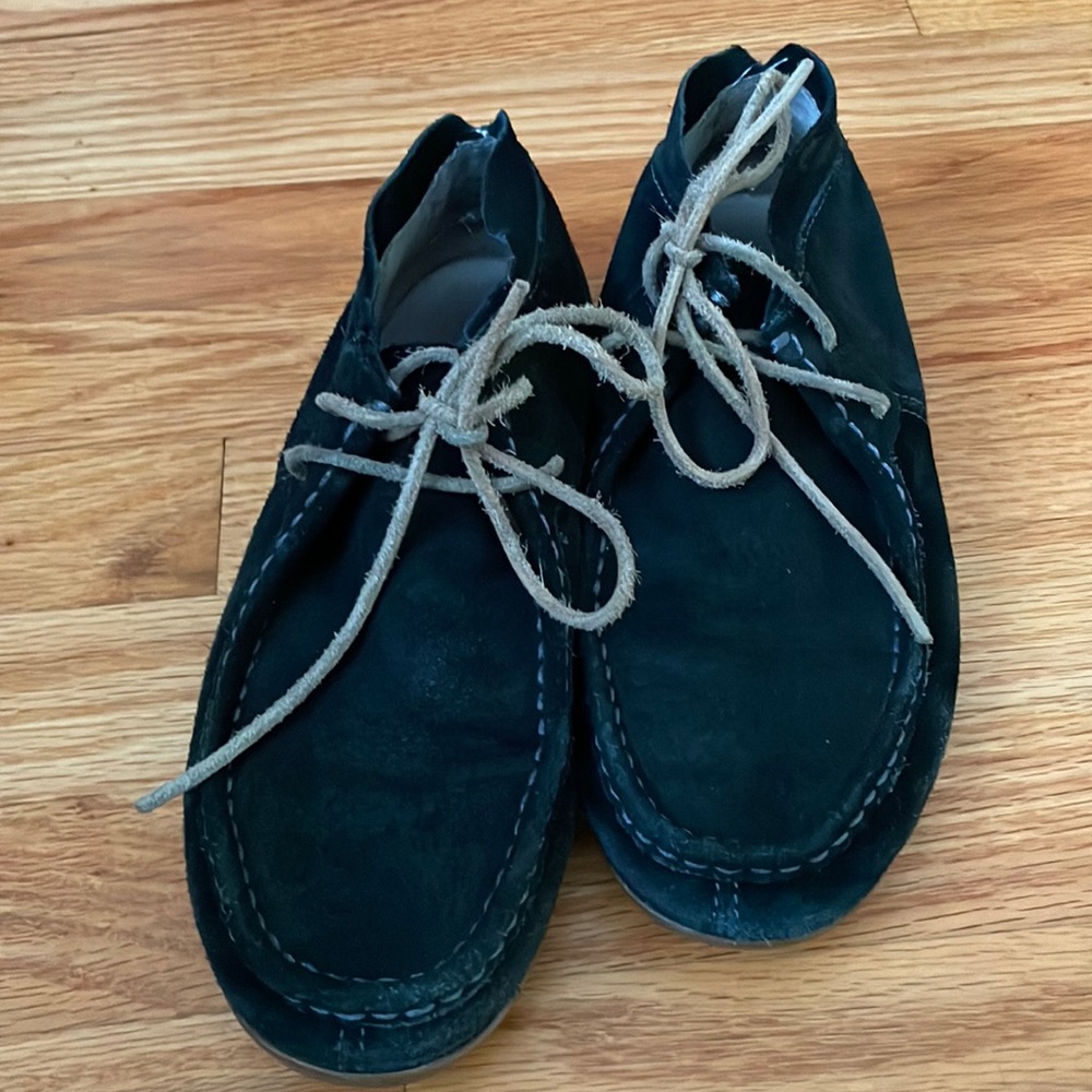 Adorable suede Olukai shoes